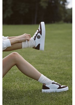 Estro: Brązowo-białe sneakersy damskie ze skóry i weluru naturalnego ze sklepu Estro w kategorii Buty sportowe damskie - zdjęcie 161305731
