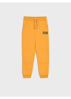 Sinsay - Spodnie dresowe jogger - żółty ze sklepu Sinsay w kategorii Spodnie chłopięce - zdjęcie 161310533
