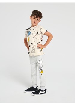Sinsay - Spodnie dresowe jogger Snoopy - kremowy ze sklepu Sinsay w kategorii Spodnie chłopięce - zdjęcie 161330881
