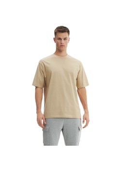 Cropp - Beżowa koszulka comfort - beżowy ze sklepu Cropp w kategorii T-shirty męskie - zdjęcie 161363613