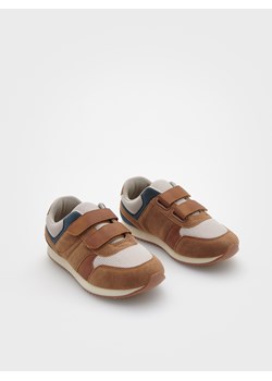 Reserved - Sneakersy zapinane na rzepy - beżowy ze sklepu Reserved w kategorii Buty sportowe dziecięce - zdjęcie 161364794