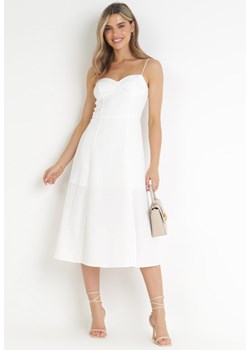 Biała Rozkloszowana Sukienka na Ramiączkach z Rozcięciem Sveame ze sklepu Born2be Odzież w kategorii Sukienki - zdjęcie 161379520