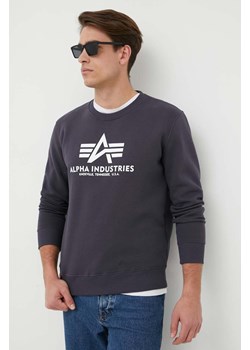 Alpha Industries bluza Basic Sweater męska kolor granatowy z nadrukiem 178302.02 ze sklepu PRM w kategorii Bluzy męskie - zdjęcie 161396330