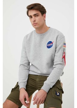 Alpha Industries bluza Space Shuttle Sweater męska kolor szary z nadrukiem 178307.17 ze sklepu PRM w kategorii Bluzy męskie - zdjęcie 161396331