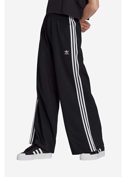 adidas Originals spodnie dresowe Relaxed Pant kolor czarny szerokie high waist IB5911-CZARNY ze sklepu PRM w kategorii Spodnie damskie - zdjęcie 161396692
