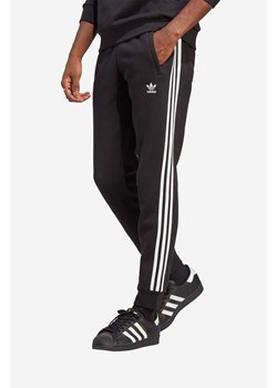 adidas Originals spodnie dresowe kolor czarny z aplikacją IA4794-CZARNY ze sklepu PRM w kategorii Spodnie męskie - zdjęcie 161396764