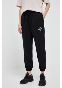 New Balance spodnie dresowe kolor czarny z nadrukiem WP31508BK-8BK ze sklepu PRM w kategorii Spodnie damskie - zdjęcie 161396801