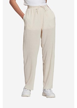 adidas Originals spodnie dresowe kolor beżowy gładkie HF7542-KREMOWY ze sklepu PRM w kategorii Spodnie damskie - zdjęcie 161399234