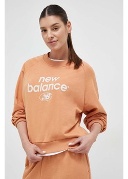 New Balance bluza damska kolor pomarańczowy z nadrukiem WT31508SEI-SEI ze sklepu PRM w kategorii Bluzy damskie - zdjęcie 161399452