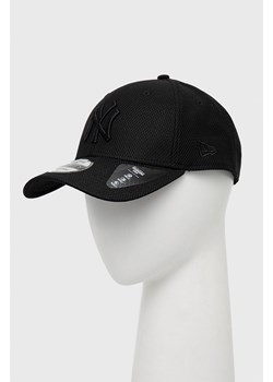 New Era Czapka kolor czarny z aplikacją 12040560-BLACK ze sklepu PRM w kategorii Czapki z daszkiem damskie - zdjęcie 161401240