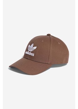 adidas Originals czapka z daszkiem bawełniana kolor brązowy z aplikacją IB9970 ze sklepu PRM w kategorii Czapki z daszkiem damskie - zdjęcie 161401354