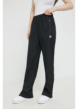 adidas Originals spodnie dresowe Adicolor damskie kolor czarny z aplikacją HC4568-BLACK ze sklepu PRM w kategorii Spodnie damskie - zdjęcie 161402460