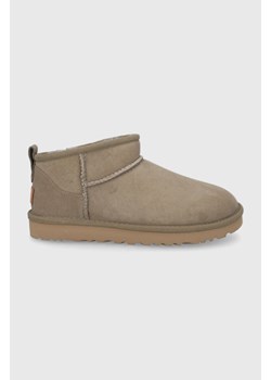 UGG śniegowce zamszowe Classic Ultra Mini kolor brązowy 1116109.ALP ze sklepu PRM w kategorii Śniegowce damskie - zdjęcie 161405424