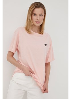 New Balance t-shirt bawełniany UT21503PIE kolor różowy UT21503PIE-PIE ze sklepu PRM w kategorii Bluzki damskie - zdjęcie 161405903