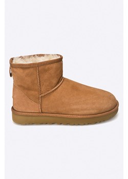 UGG śniegowce zamszowe Classic Mini II damskie kolor brązowy 1016222.CHE ze sklepu PRM w kategorii Śniegowce damskie - zdjęcie 161406543