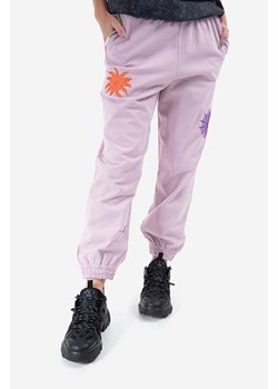 MCQ spodnie dresowe bawełniane Happy damskie kolor fioletowy z aplikacją 624628RSJ616004-PINK ze sklepu PRM w kategorii Spodnie damskie - zdjęcie 161407982