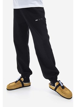 MCQ spodnie dresowe bawełniane kolor czarny gładkie 647262RST931000-BLACK ze sklepu PRM w kategorii Spodnie męskie - zdjęcie 161407990