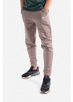 Alpha Industries spodnie dresowe bawełniane kolor brązowy z nadrukiem 118365.628-BRAZOWY ze sklepu PRM w kategorii Spodnie męskie - zdjęcie 161410741