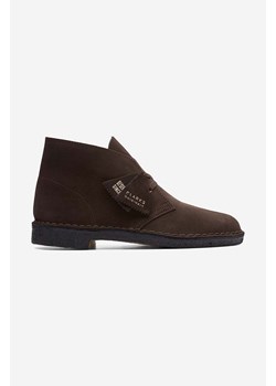 Clarks Originals półbuty zamszowe Desert Boot męskie kolor brązowy 26155485 ze sklepu PRM w kategorii Buty zimowe męskie - zdjęcie 161412040