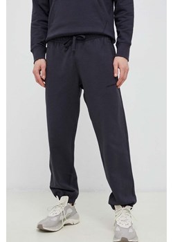 New Balance spodnie dresowe bawełniane kolor szary gładkie MP23551PHM-PHM ze sklepu PRM w kategorii Spodnie męskie - zdjęcie 161412452
