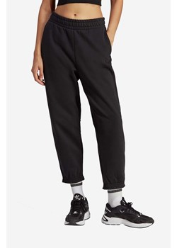 adidas Originals spodnie dresowe bawełniane kolor czarny gładkie IB7329-CZARNY ze sklepu PRM w kategorii Spodnie damskie - zdjęcie 161415191