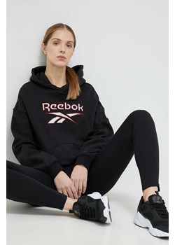 Reebok Classic bluza damska kolor czarny z kapturem z nadrukiem HS4718-BLACK ze sklepu PRM w kategorii Bluzy damskie - zdjęcie 161416060