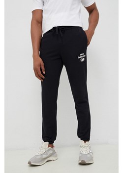 New Balance spodnie dresowe kolor czarny z nadrukiem MP31515BK-5BK ze sklepu PRM w kategorii Spodnie męskie - zdjęcie 161416724
