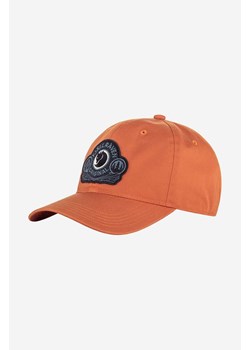 Fjallraven czapka z daszkiem Classic Badge Cap kolor pomarańczowy z aplikacją F86979.243-243 ze sklepu PRM w kategorii Czapki z daszkiem męskie - zdjęcie 161417062