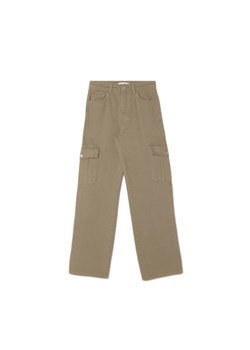 Cropp - Zielone jeansy straight z kieszeniami cargo PETITE - zielony ze sklepu Cropp w kategorii Jeansy damskie - zdjęcie 161418922