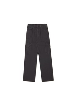 Cropp - Czarne jeansy straight z kieszeniami cargo PETITE - czarny ze sklepu Cropp w kategorii Jeansy damskie - zdjęcie 161418923