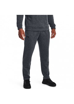 Męskie spodnie treningowe Under Armour UA Armour Fleece Twist Pants - szare ze sklepu Sportstylestory.com w kategorii Spodnie męskie - zdjęcie 161423082