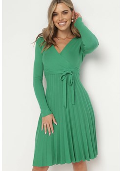 Zielona Sukienka Dzianinowa z Wiązaniem i Plisowanym Dołem Cilladia ze sklepu Born2be Odzież w kategorii Sukienki - zdjęcie 161438263