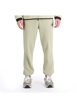 Spodnie New Balance MP33509FUG - zielone ze sklepu streetstyle24.pl w kategorii Spodnie męskie - zdjęcie 161439051