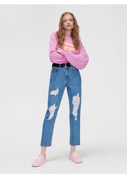 Cropp - Niebieskie mom jeans z paskiem - niebieski ze sklepu Cropp w kategorii Jeansy damskie - zdjęcie 161464373