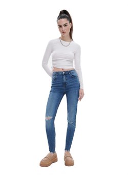 Cropp - Niebieskie jeansy skinny z dziurami - niebieski ze sklepu Cropp w kategorii Jeansy damskie - zdjęcie 161464651