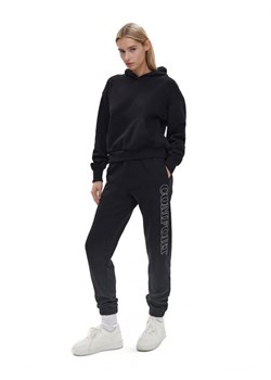 Cropp - Czarne dresowe joggery z nadrukiem - czarny ze sklepu Cropp w kategorii Spodnie damskie - zdjęcie 161464944