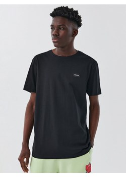 Cropp - Czarna koszulka basic z naszywką - czarny ze sklepu Cropp w kategorii T-shirty męskie - zdjęcie 161465393