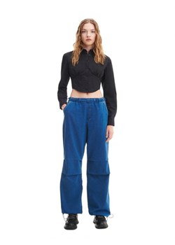 Cropp - Ciemnoniebieskie jeansy parachute - niebieski ze sklepu Cropp w kategorii Jeansy damskie - zdjęcie 161465744