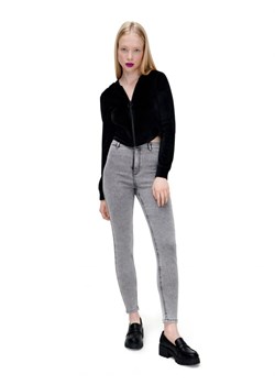 Cropp - Szare jeansy skinny - jasny szary ze sklepu Cropp w kategorii Jeansy damskie - zdjęcie 161466504