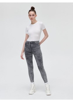 Cropp - Szare jeansy push up - szary ze sklepu Cropp w kategorii Jeansy damskie - zdjęcie 161467450