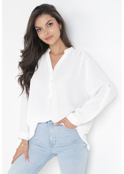 Biała Bluzka z Tkaniny Plumeti z Dłuższym Tyłem Amoretie ze sklepu Born2be Odzież w kategorii Bluzki damskie - zdjęcie 161468393