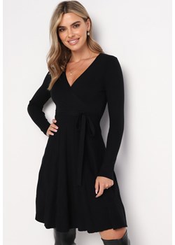 Czarna Dzianinowa Mini Sukienka z Kopertowym Dekoltem Przewiązana Paskiem Idane ze sklepu Born2be Odzież w kategorii Sukienki - zdjęcie 161470734