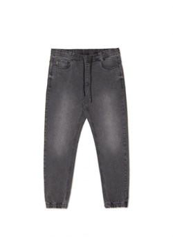 Cropp - Ciemnoszare jeansy jogger - szary ze sklepu Cropp w kategorii Jeansy męskie - zdjęcie 161474690