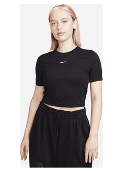 Damski T-shirt o krótkim dopasowanym kroju Nike Sportswear Essential - Czerń ze sklepu Nike poland w kategorii Bluzki damskie - zdjęcie 161519754