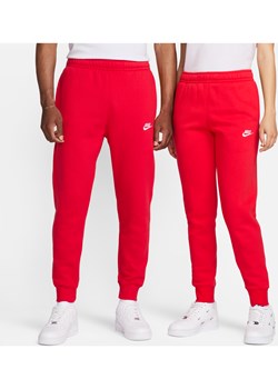Joggery Nike Sportswear Club Fleece - Czerwony ze sklepu Nike poland w kategorii Spodnie męskie - zdjęcie 161520783