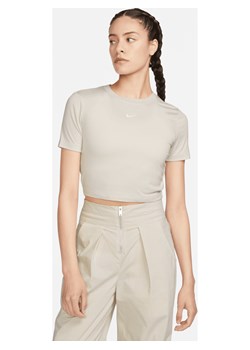 Damski T-shirt o krótkim dopasowanym kroju Nike Sportswear Essential - Brązowy ze sklepu Nike poland w kategorii Bluzki damskie - zdjęcie 161521161