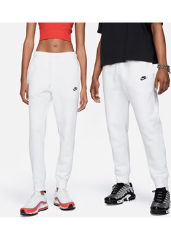 Joggery Nike Sportswear Club Fleece - Biel ze sklepu Nike poland w kategorii Spodnie męskie - zdjęcie 161521330