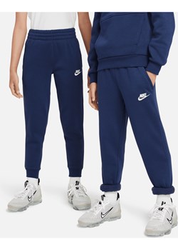 Joggery dla dużych dzieci Nike Sportswear Club Fleece - Niebieski ze sklepu Nike poland w kategorii Spodnie chłopięce - zdjęcie 161521822
