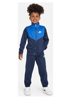 Dres dla małych dzieci Nike Sportswear Lifestyle Essentials 2-Piece Set - Niebieski ze sklepu Nike poland w kategorii Dresy chłopięce - zdjęcie 161521870
