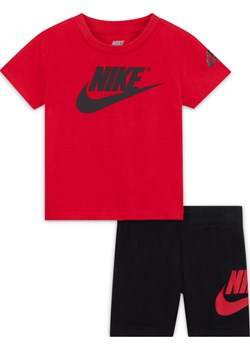 Zestaw T-shirt i spodenki dla niemowląt Nike (12–24 M) - Czerń ze sklepu Nike poland w kategorii Komplety chłopięce - zdjęcie 161522353